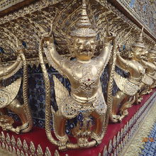 本堂の外側にある飾り