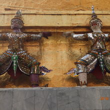 力持ちのヤック・モックも豪華