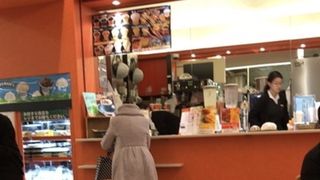 改札内にある。