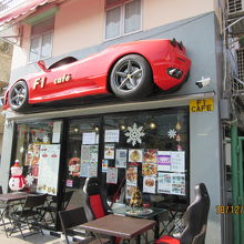 古い祠の前の近代的カフェ（Ｆ１カフェ）。