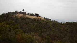 発掘調査中の山城