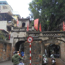 門構え自体はなかなか威厳があります。