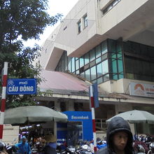 マーケットの外観はそれなりに重厚。