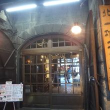 入口も特徴的でよく目立つ