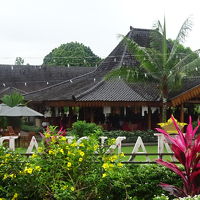 遺跡から庭を通ってレストランにも行けます