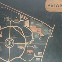 遺跡の右斜め下の位置にホテルが有ります