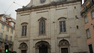 「カテドラル」の近くに建っています