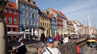 付近にはレストラン・カフェ・土産物屋などが多く、観光客も大変多かったでした