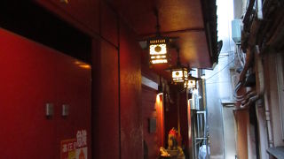 薄暗い路地に建っています