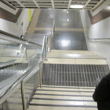通路は上りエスカレータと階段