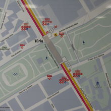 駅周辺の地図。ホテルは河川敷公園の右上。
