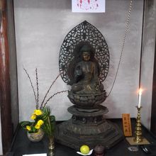 階段下にある薬師如来坐像です