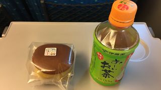 新幹線改札内にあるGIFT KIOSK