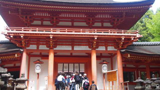 朱色の均整ある建物