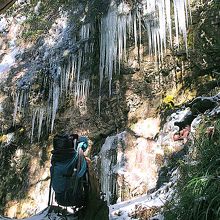 勝岳不動の少し手前、登山道のすぐ脇にある