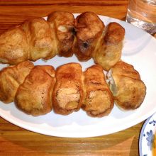饅頭のような揚げ餃子が特徴です。10個で480円。