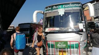 チェンセーン(Chiang Saen)、ゴールデントライアングル、チェンマイ、チェンコーン(Chiang Khong)、ランパン(Lampang)等へのバスが出ています。