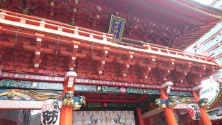 入母屋造りのきらびやかな門