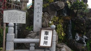 迫力のある石獅子