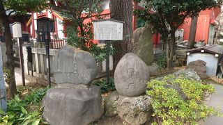 本殿奥にある力石