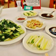 二人で食べるなら野菜と北京ダックで十分。これでも多いくらい。