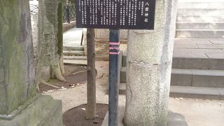 裏手にひっそり建つ神社