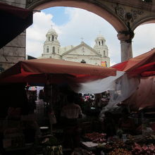 市場から眺めた教会