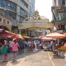 賑わいの露天商