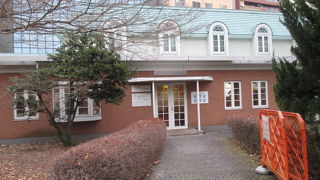 御苑の外にありました。