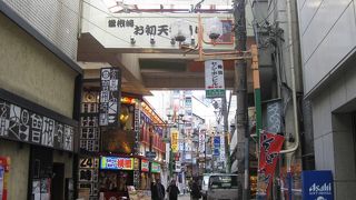 お初天神社に続く飲食店通り