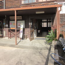 正面玄関の手洗い場