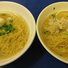 いか団子麺とワンタン麺の上に青菜なし