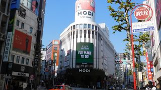 交差点角にある商業施設