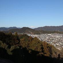 高草山と潮山の間から富士山が見える