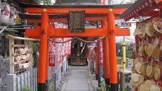 赤い鳥居が並ぶ稲荷社