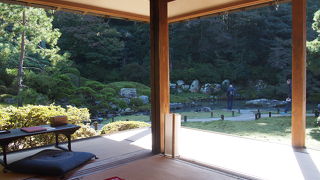 東山の斜面を利用した美しい庭園