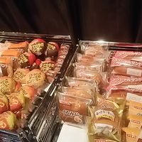 朝食のパンとおにぎり