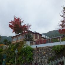 上の方にありますが