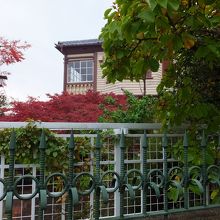 坂道を登ると正面に