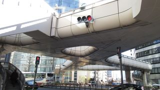 X状の歩道橋です