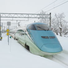 雪の中、大石田駅を出発する、とれいゆ　つばさ。