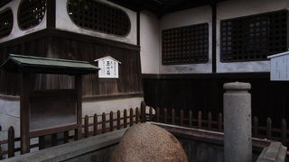 ひっそりと佇む