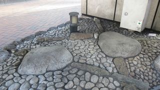 普通の石のように見えます