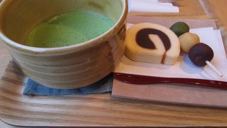 道後温泉本館の目の前に