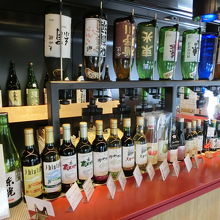 15号車の売店。湯上りラウンジ。日本酒も豊富。