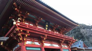 鎌倉駅から徒歩10分くらい　鶴岡八幡宮