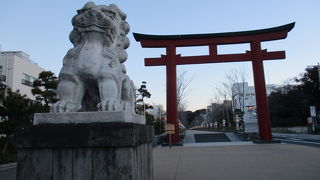 鎌倉駅から鶴岡八幡宮へ向かう途中に　二の鳥居
