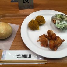 料理３品とパン