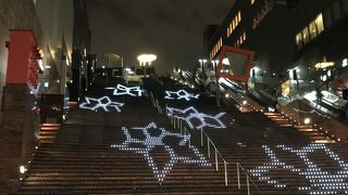 大階段がライトで飾られています。