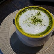 おしゃれなカフェが軒を連ねています。